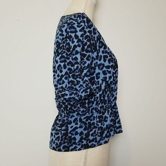 Banana Republic V neck short sleeve blue black leopard women's medium blouse - Picture 3 of 7
